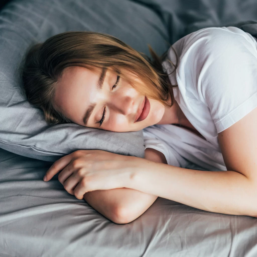 Mujer durmiendo de manera plácida despues de leer los consejos para dormir mejor de brigada training lab