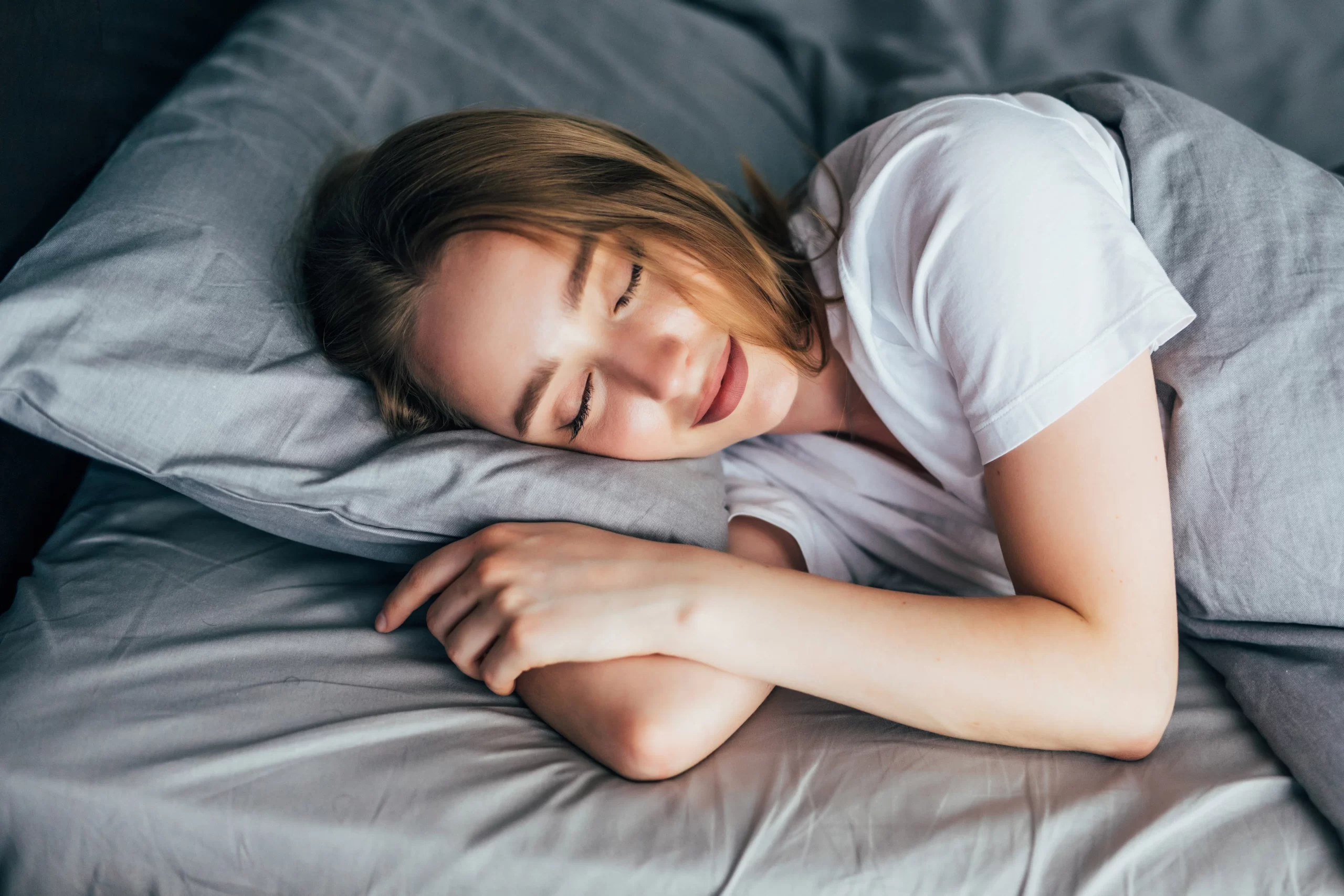 Mujer durmiendo de manera plácida despues de leer los consejos para dormir mejor de brigada training lab